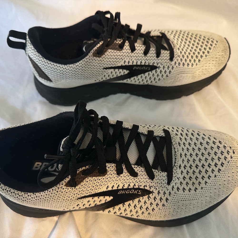 Women’s Brooks 8.5